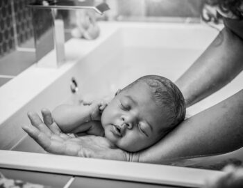 Le premier bain de bébé à la maternité - Blog Mes Premiers Jours